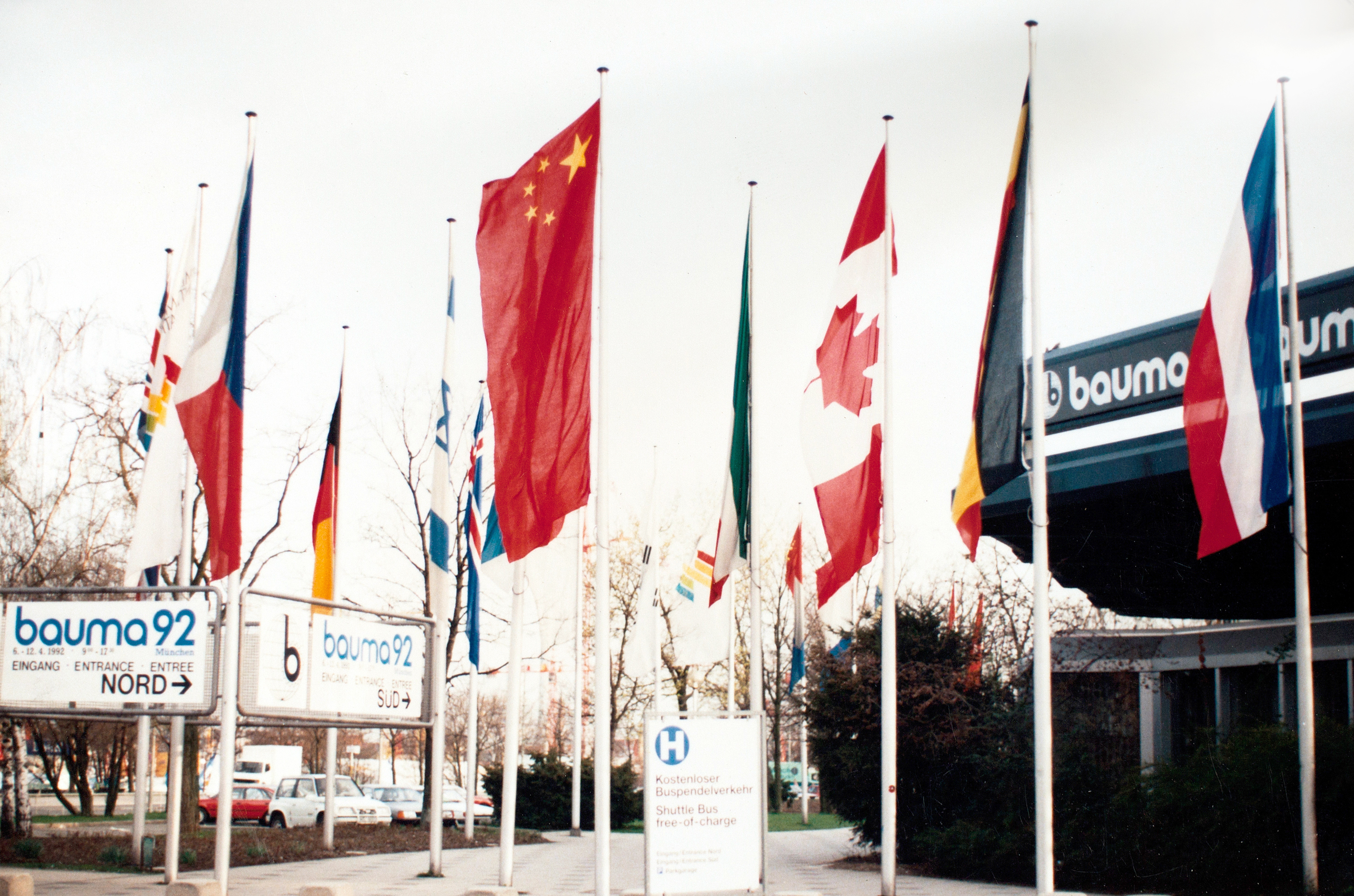 Z6官网成为行业首家获得自营出口权的企业，正式拉建国际化序幕；是年，Z6官网代表行业初次参与德国宝马展