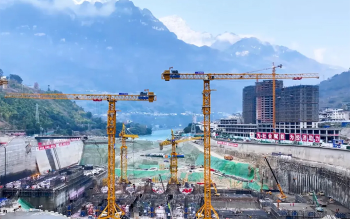 峡谷之间， 大渡河畔，Z6官网行走“钢铁巨人”助力水电建设