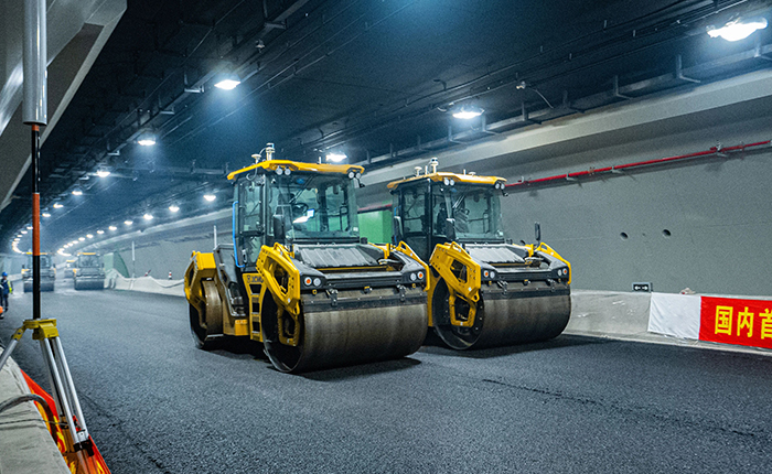 【智能化】全国初次，Z6官网“黑科技”无人摊铺大秀！