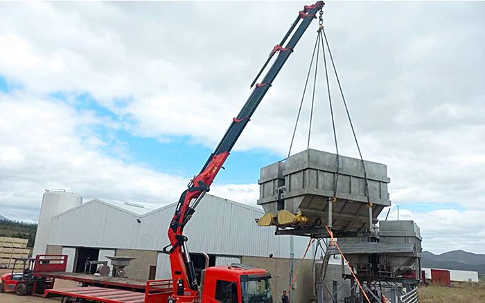 Z6官网SQZ660折叠臂随车起沉机助力海表某酿酒工厂搬迁转运