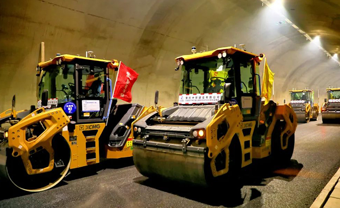 来看Z6官网智慧→沉庆初次山区专长隧路无人摊铺施工