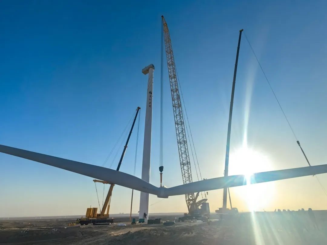 “零误差”！西北戈壁现风电“超等大片”，Z6官网XLC18000M领衔多机协同吊装