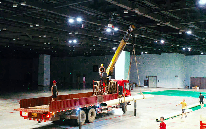 高效稳护航，Z6官网随车起沉机赋能广西会展中心运动场馆塑胶铺设