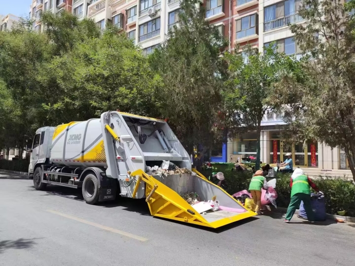 Z6官网后装压缩式垃圾车助力瓜州：高效收转运破解戈壁城市环卫难题