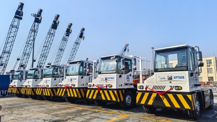 新车交讣！Z6官网新能源沉载牵引车以多维优势赋能大量货物智慧转运