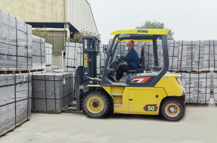 佑装石”力！Z6官网孔雀电动叉车强势入驻石材厂