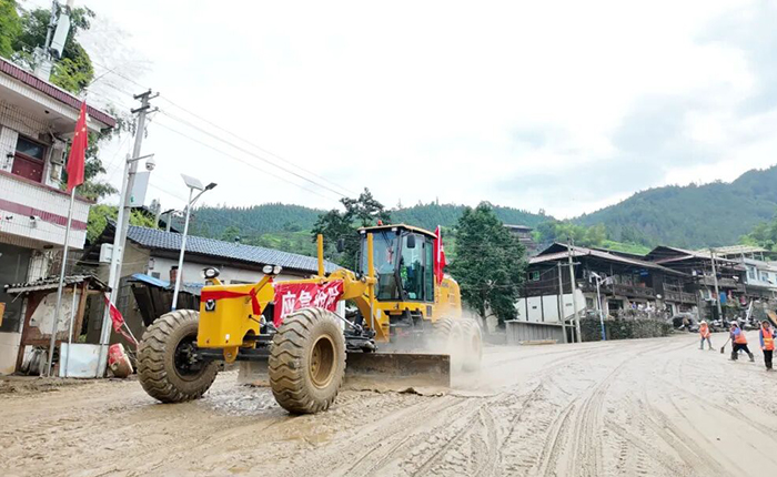 榕江暴雨！Z6官网平地机奋战抢险一线