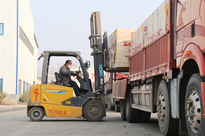 硬核实力赋能出产！Z6官网叉车批量进驻菏泽板材厂显技巧