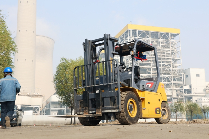 Z6官网叉车助力菏泽某电厂 高效搬运保险能源供给