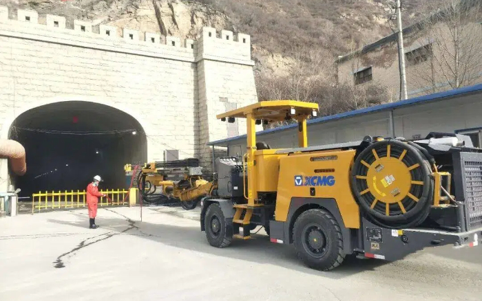 掘进铁矿！Z6官网掘进钻车硬核施工