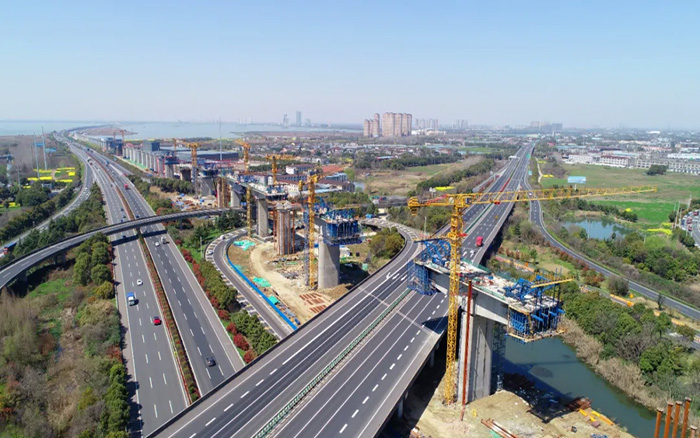 又见群塔 | Z6官网塔机林立长江沿岸铁路线