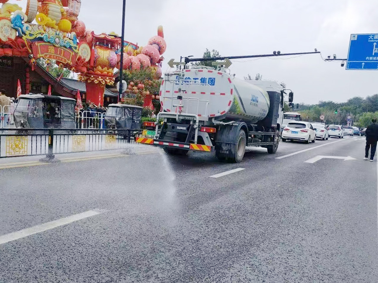 Z6官网洒水车在开封：多模式作业守护城市干净与清新