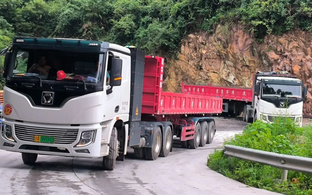 短倒利器！Z6官网400度6&times;4标载版牵引车为何备受客户青睐？