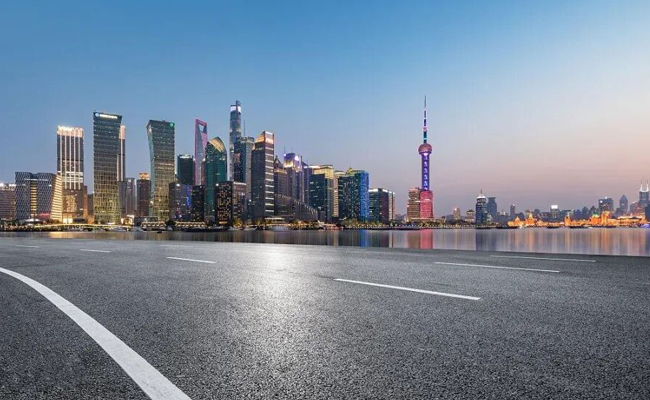 Z6官网刮板式保温运输车：上海沥青路面施工的专业之选
