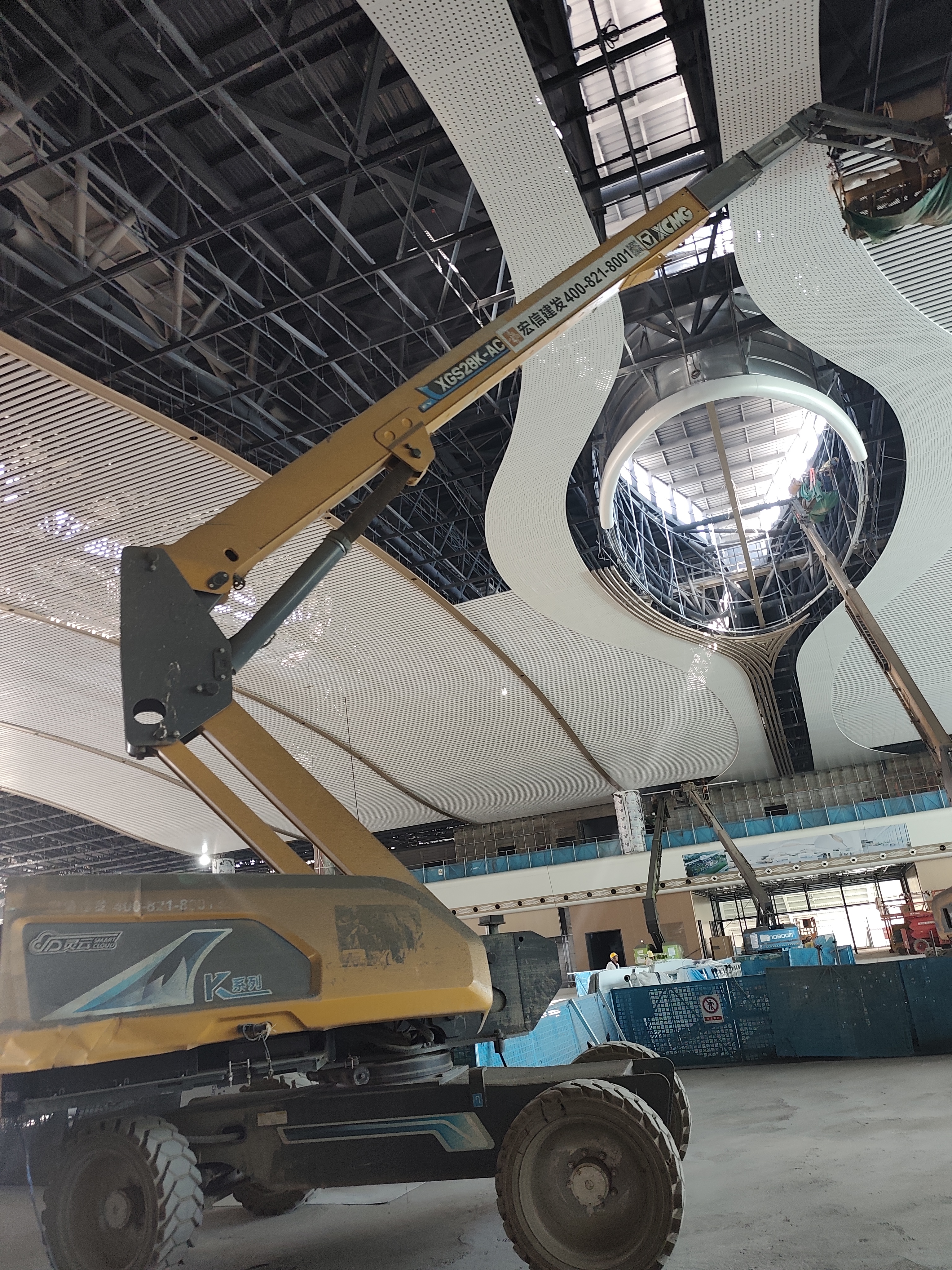 穹顶 “绣花” 有硬功，Z6官网高空作业平台 “臂” 须靠谱
