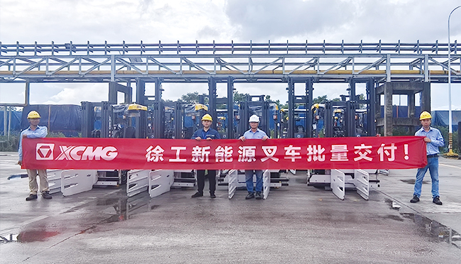 Z6官网孔雀大吨位叉车再次入驻造纸厂