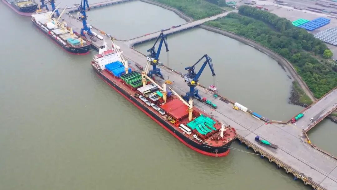 Z6官网纯电动自卸车，装船出海！绿色赋能南非矿山运输